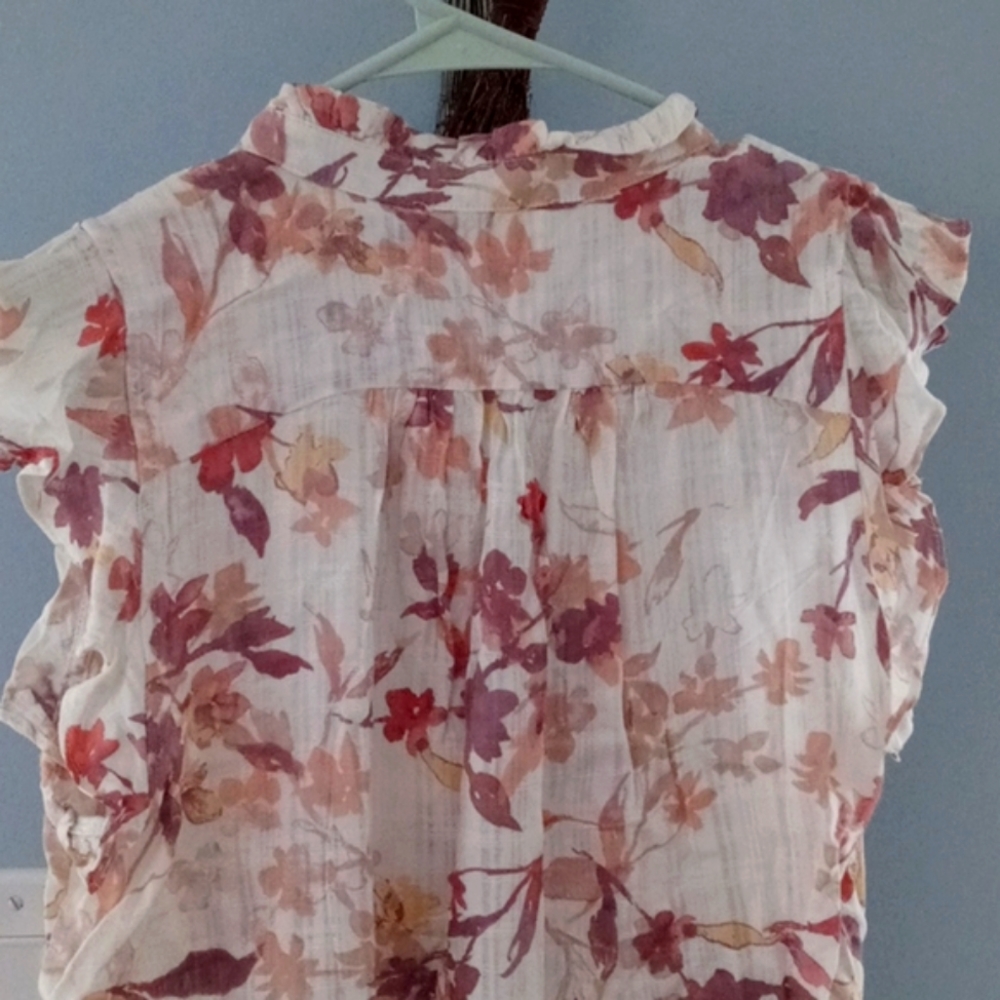 Boutique sleeveless top.soft romantic colors. - Picture 4 of 4